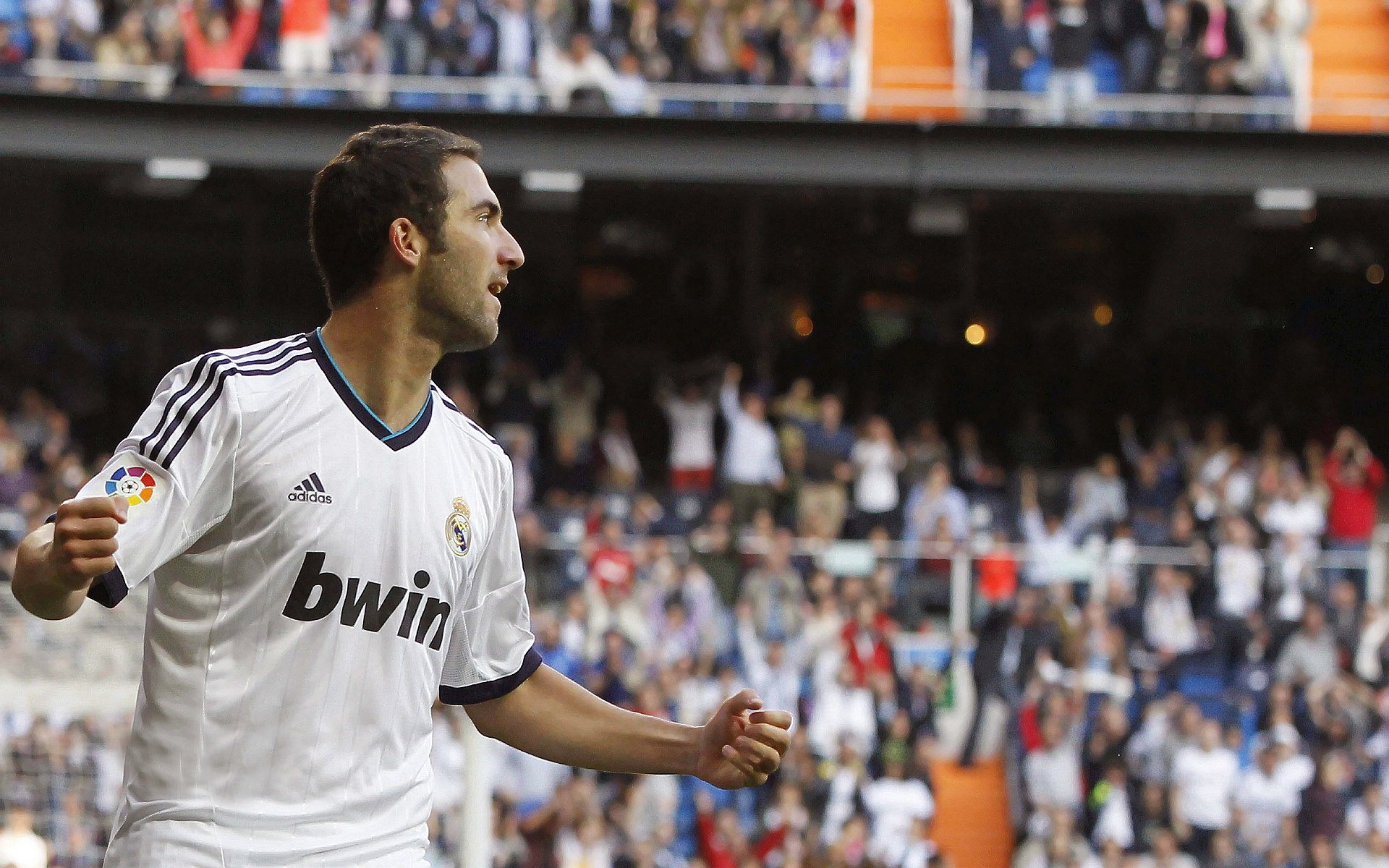 爱游戏资讯-【球迷制作】精彩片段集锦与转发互动,足球球迷的视频