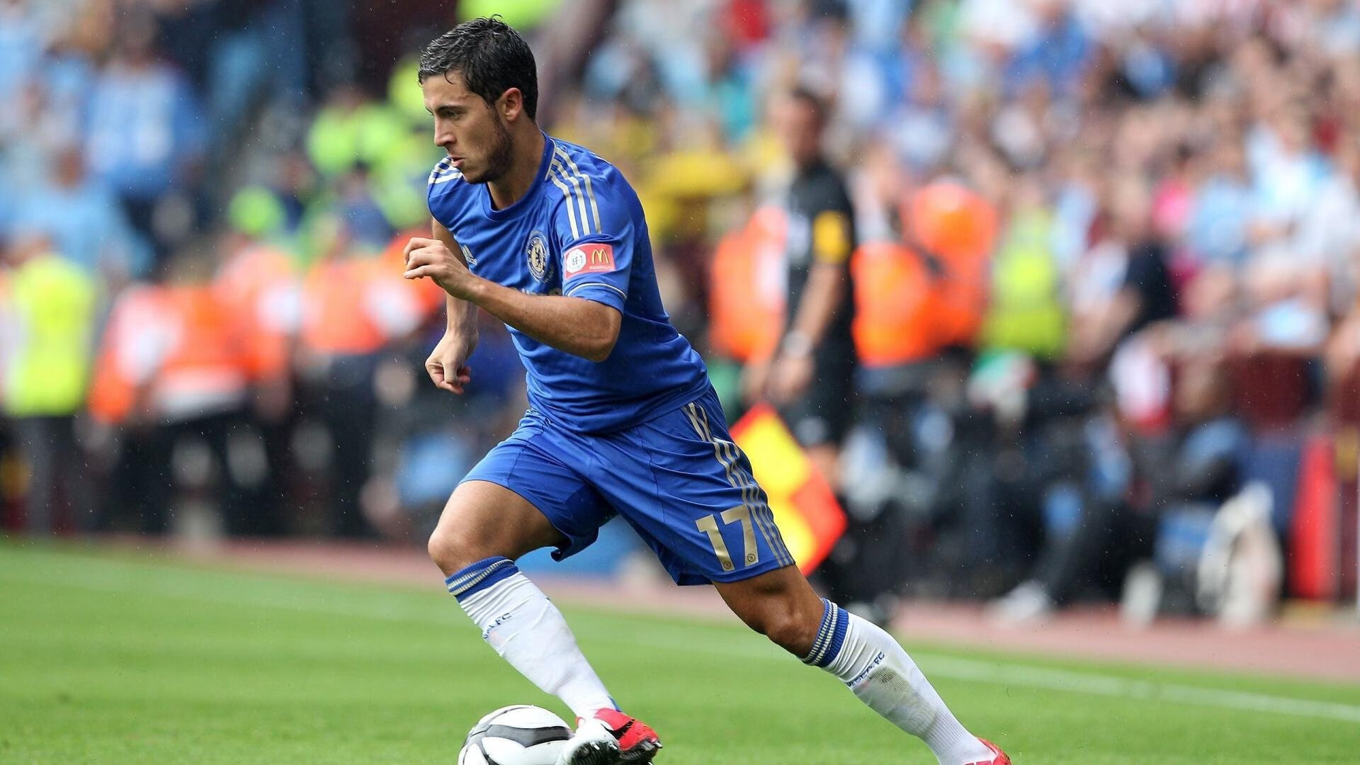 AYX体育官网-库兹马诺维奇在巴黎奥运会手球比赛中多次扑救点球,库兹马持球